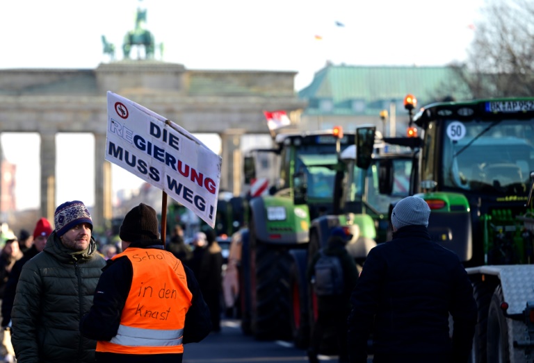Tractors and lorries in Berlin city centre blasted their horns to signal farmers' anger